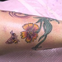 Tatuaje en el brazo,flor con abeja