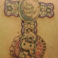 piccola bimba in mantellina e croce tatuaggio