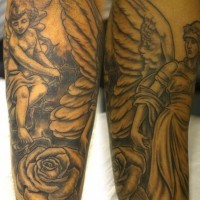 Tatuaje de angelito en una rosa y ángel, ambos en la pierna