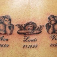 Tatuaje de tres angelitos pensativos