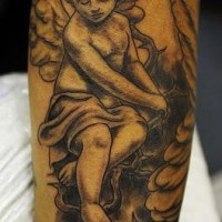 Tatuaje en tinta negra de pequeño angelito en las rosas