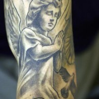 piccolo angelo prega tatuaggio