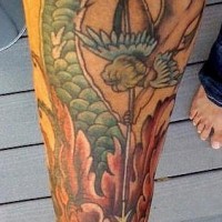 Tatuaje en color de angelito asesinando a un dragón