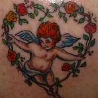 Tatuaje colorido de angelito en un corazón de flores