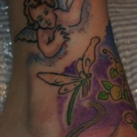 cerubino con libellula tatuaggio colorato