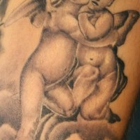 bue cherubini si bacciano inchiostro nero tatuaggio