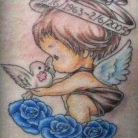 tatuaje conmemorial de querubín con paloma y rosas azules