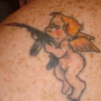 Le tatouage de chérubin avec une mitraillette
