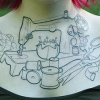 Tattoo von Nähmaschine auf der Brust