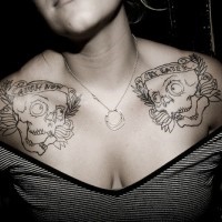 Tattoo von zwei Totenköpfen auf der Brust