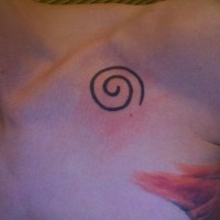Tattoo von einer Spirale auf der Brust