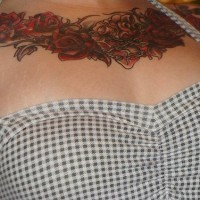 Tatuaje en el pecho, rosas rojas, retorcidas