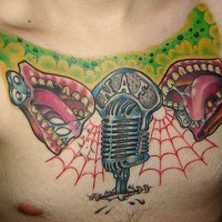 Tatuaje en el pecho, bocas que cantan, con un micrófono