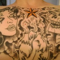 Tattoo von junger Frau und Totenkopf auf der Brust