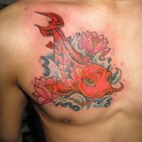 Rouge poisson-chat le tatouage sur la poitrine