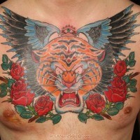 Grande tatuaggio colorato sul petti tigre, ali e fiori