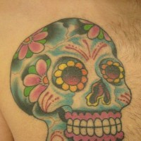 Tattoo von gemustertem Totenkopf auf der Brust