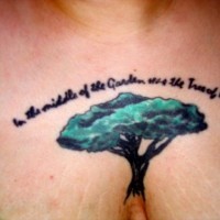 Albero azzurro tatuato al centro del petto