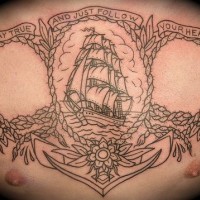 Tatuaje bonito en el pecho, barco sigue a tu corazón