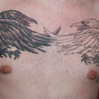 Les corbeaux noir et blanc tatouage sur la poitrine