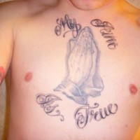 Tattoo von betenden Händen auf der Brust