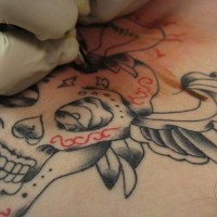 Tattoo von gestaltetem Totenkopf auf der Brust