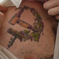 Tatuaje en el pecho del sacacorchos