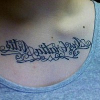 La scrittura dedicata tatuata sul petto