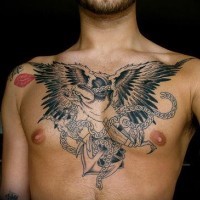 Un aigle avec le tatouage d'ancre sur la poitrine
