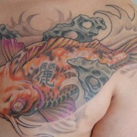 Tatuaje en el pecho, pez con jeroglífico en el medio