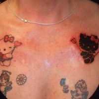 Tatuaje en el pecho, gatitos malo y bueno