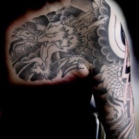 Dragone cattivo tatuato sulla spalle e deltoide