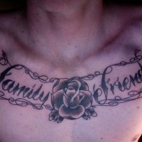 Inscription la famille et les amies le tatouage sur la poitrine