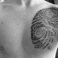 Tattoo von gekräuseltem Busch auf der Brust