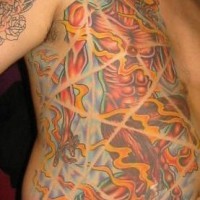 Impressionante tatuaggio colorato sul fianco: uomo nudo muscoloso