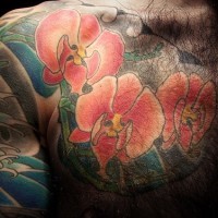 Tattoo von Orchideen auf der Brust