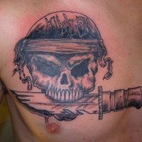 Tattoo von Totenkopf mit Messer auf der Brust