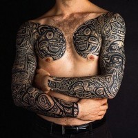 Tattoo von schwarzem Muster auf der Brust und Händen