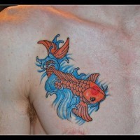 Tattoo von Fisch in Wasser auf der Brust