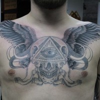 Tattoo von allsehendem Auge mit Flügeln auf der Brust