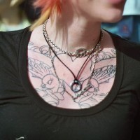 Nichtfarbiges Tattoo von Herzen und Vogel auf der Brust