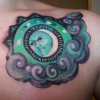 Tattoo von grünem allsehendem Auge auf der Brust