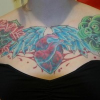 Tattoo von fantastischem Vogel auf der Brust