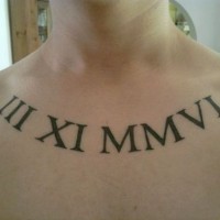 Tattoo mit römischen Zahlen   auf der Brust
