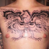 Oiseau monstrueux le tatouage sur la poitrine