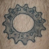 nome del bambno e compleanno il dettaglio tatuaggio