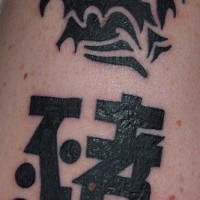 tatuaje de dragón tribál y jerogríficos
