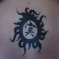 tatuaje negro de jerogrífico chino en un sol