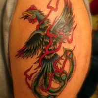 Le tatouage coloré de coq en style chinois
