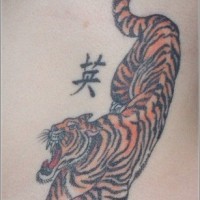 tatuaje de tigre con jerogríficos chinos
